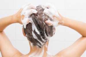 Kuinka usein pitäisi pestä hiuksia? Voiko liian usein hiusten pesu lyhentää niiden elämää?